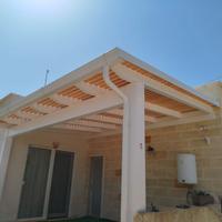 Struttura in legno con doghe frangisole