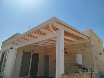 Struttura in legno con doghe frangisole