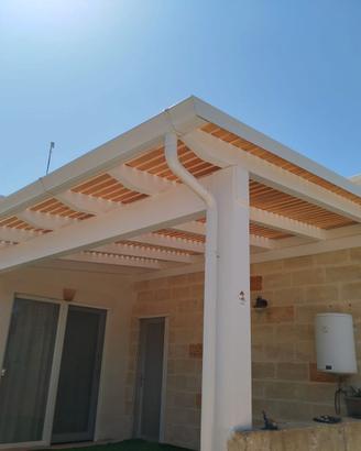 Struttura in legno con doghe frangisole