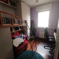 Cameretta con letto rialzato in perfetto stato