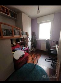 Cameretta con letto rialzato in perfetto stato