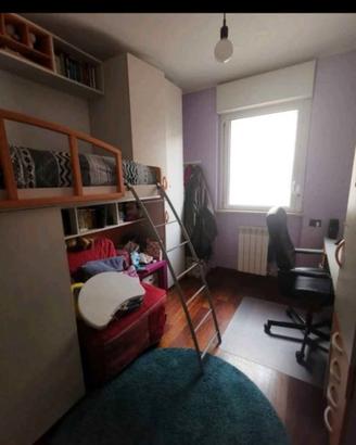 Cameretta con letto rialzato in perfetto stato