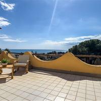 Semindipendente con cortile e doppia terrazza