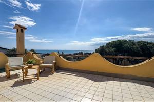 Semindipendente con cortile e doppia terrazza