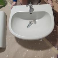 lavandino con rubinetto 