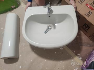 lavandino con rubinetto 