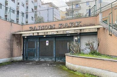 Box auto in Via di San Valentino ai Parioli, Roma.