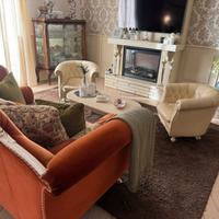 Divano completo di cuscini e poltroncine