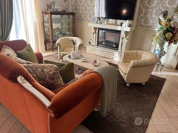 Divano completo di cuscini e poltroncine