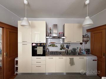 Cucina completa di forno e mezza lavastoviglie