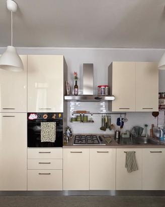 Cucina completa di forno e mezza lavastoviglie