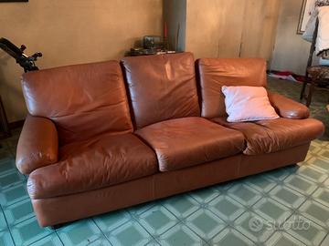 Divano in pelle con poltrone