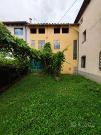 Moruzzo fraz. Alnicco: casa in linea con giardino