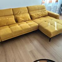 Divano giallo senape