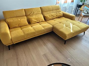 Divano giallo senape