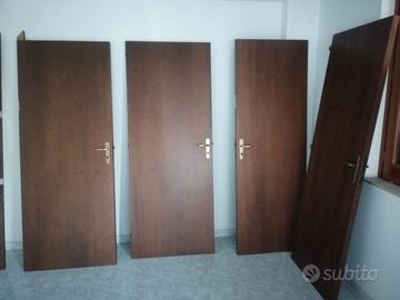  7 porte battente in legno, pari al nuovo.