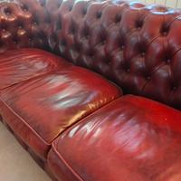 Divano Chesterfield.