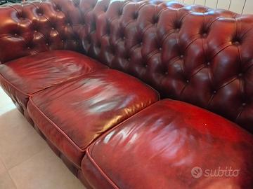 Divano Chesterfield.