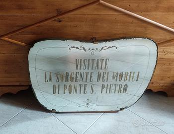 Vecchio specchio esposto in un negozio di mobili