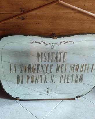 Vecchio specchio esposto in un negozio di mobili