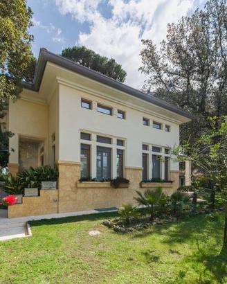 Villa di 430 m² con più di 5 locali a Camaiore