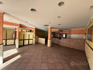 Si affitta locale commerciale