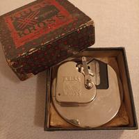 Antico strumento da barbiere Kriss Kross