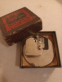 Antico strumento da barbiere Kriss Kross