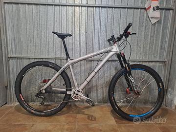 Telaio Enduro Dartmoore Hornet+ accessori 