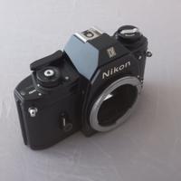 NIKON EM con obiettivo 135mm, macchina a pellicola