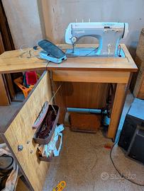 mobiletto con macchina da cucire 