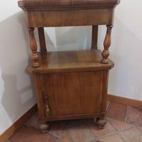 Comodino antico in noce