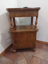 Comodino antico in noce