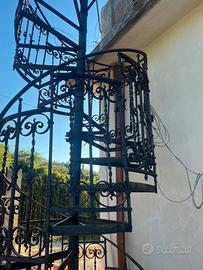 SCALA A CHIOCCIOLA IN FERRO BATTUTO