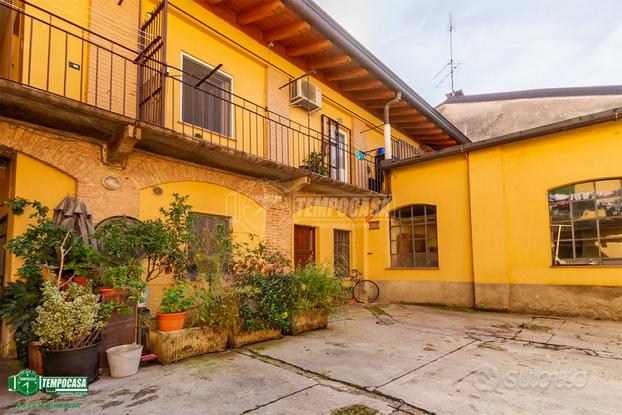 Trelocali soppalcato in corte in pieno centro