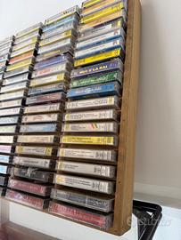 Lotto 100 musicassette  anni ’80/’90 + espositore