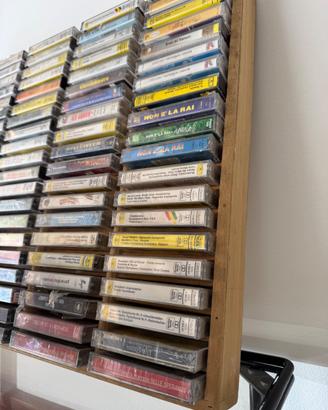 Lotto 100 musicassette  anni ’80/’90 + espositore