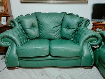 Coppia di divani Chesterfield artigianali in pelle
