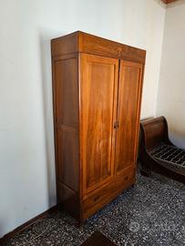 Armadio in legno chiaro con intarsio floreale