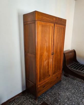 Armadio in legno chiaro con intarsio floreale