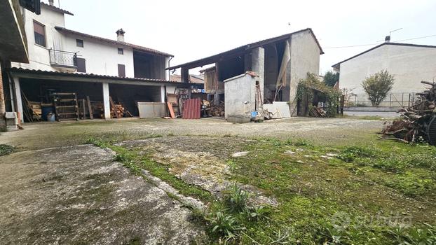 Cascinale con ampio giardino di proprieta'