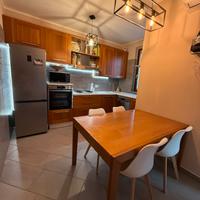 Cucina con cappa e piano cottura