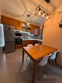 Cucina con cappa e piano cottura