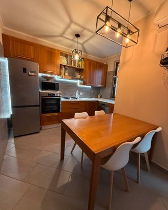 Cucina con cappa e piano cottura