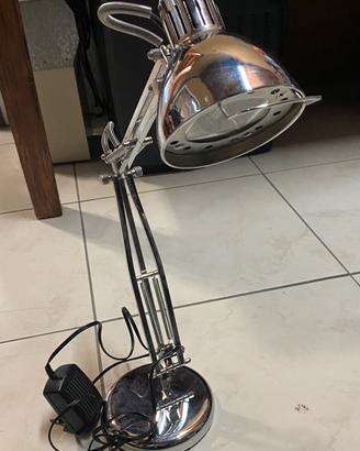 Due lampade da tavolo diverse