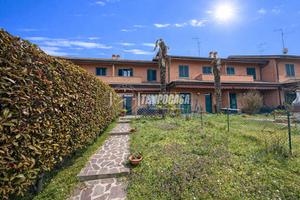 VILLA A SCHIERA SU 4 LIVELLI CON DOPPIO GIARDINO E