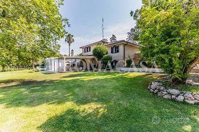 Villa di 490 m² con più di 5 locali a Roma