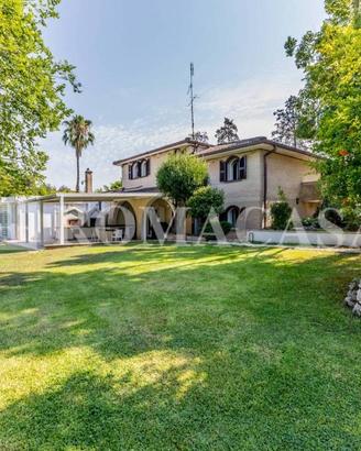 Villa di 490 m² con più di 5 locali a Roma