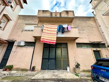 Magazzino a Partinico, Cortile Di Martino