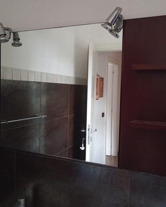 Specchio bagno con mensole e luci